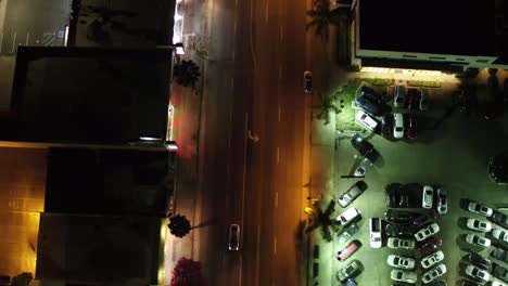 toma aérea de la noche de rascacielos en la ciudad moderna donde los vehículos cruzan desde un camino limpio