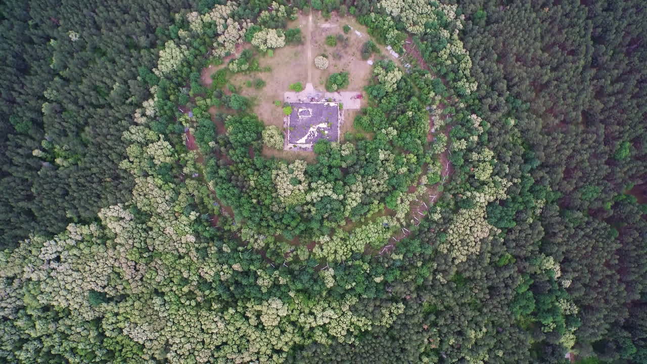 Drone görüntüleri, ormanda dairesel bir açıklığı, dikdörtgen bir kalıntıyı ve eşmerkezli halkaları ortaya çıkarıyor. KRUG
