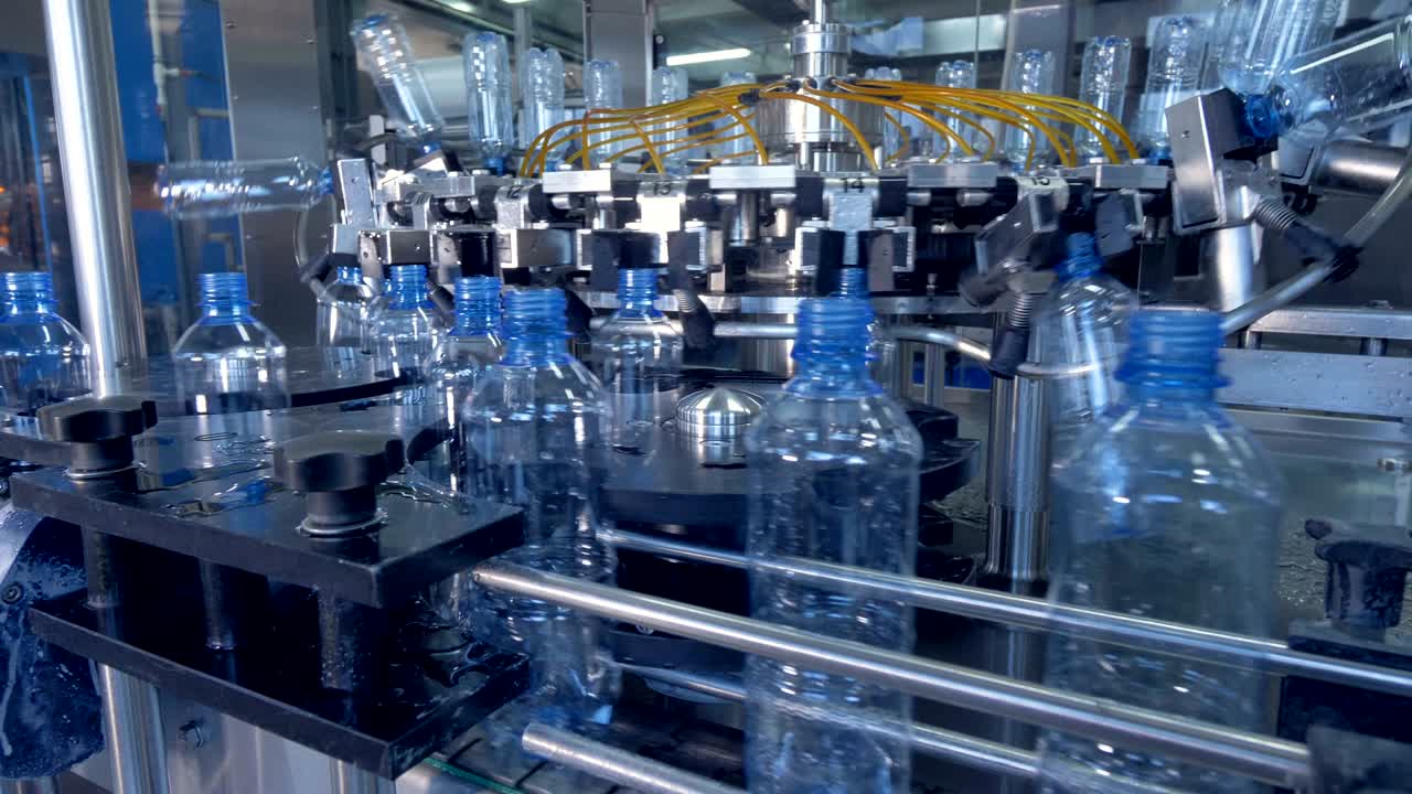 A washing and rinsing machine assembly for new PET bottles. 4K.