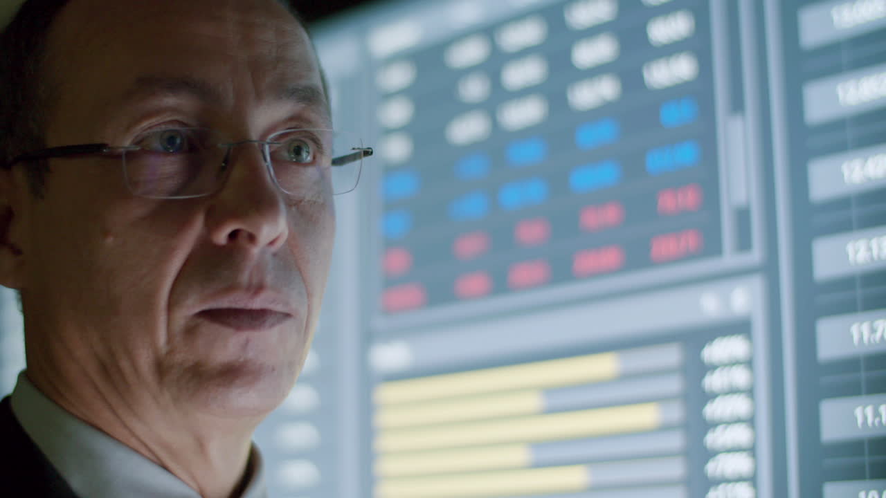 alvorlig data ingeniør ser på digital skjerm og snakker med kollega