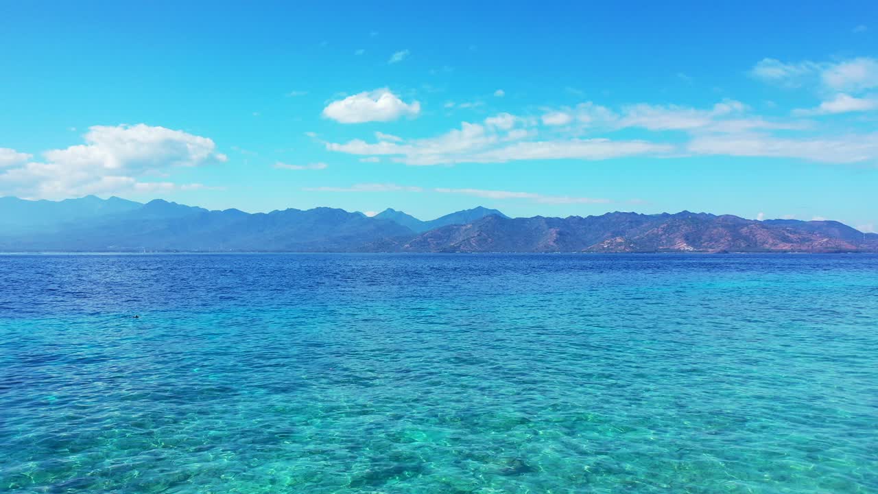 위의 흐린 푸른 하늘, 마레 섬, 인도네시아와 푸른 잔잔한 바다 - 공중 촬영