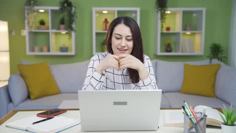 joven mujer de negocios hablando con amigos por facetime en casa.