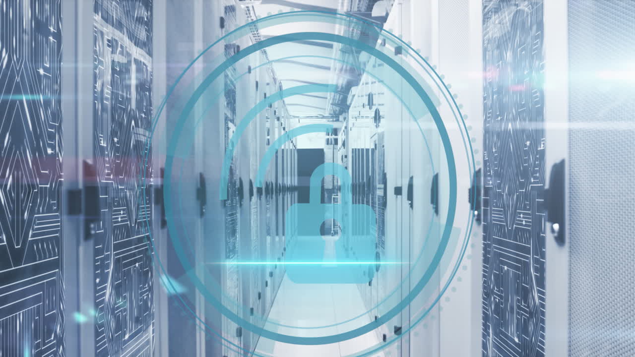 animación de texto de seguridad cibernética, candado de seguridad, conexiones de microprocesador contra la sala de servidores