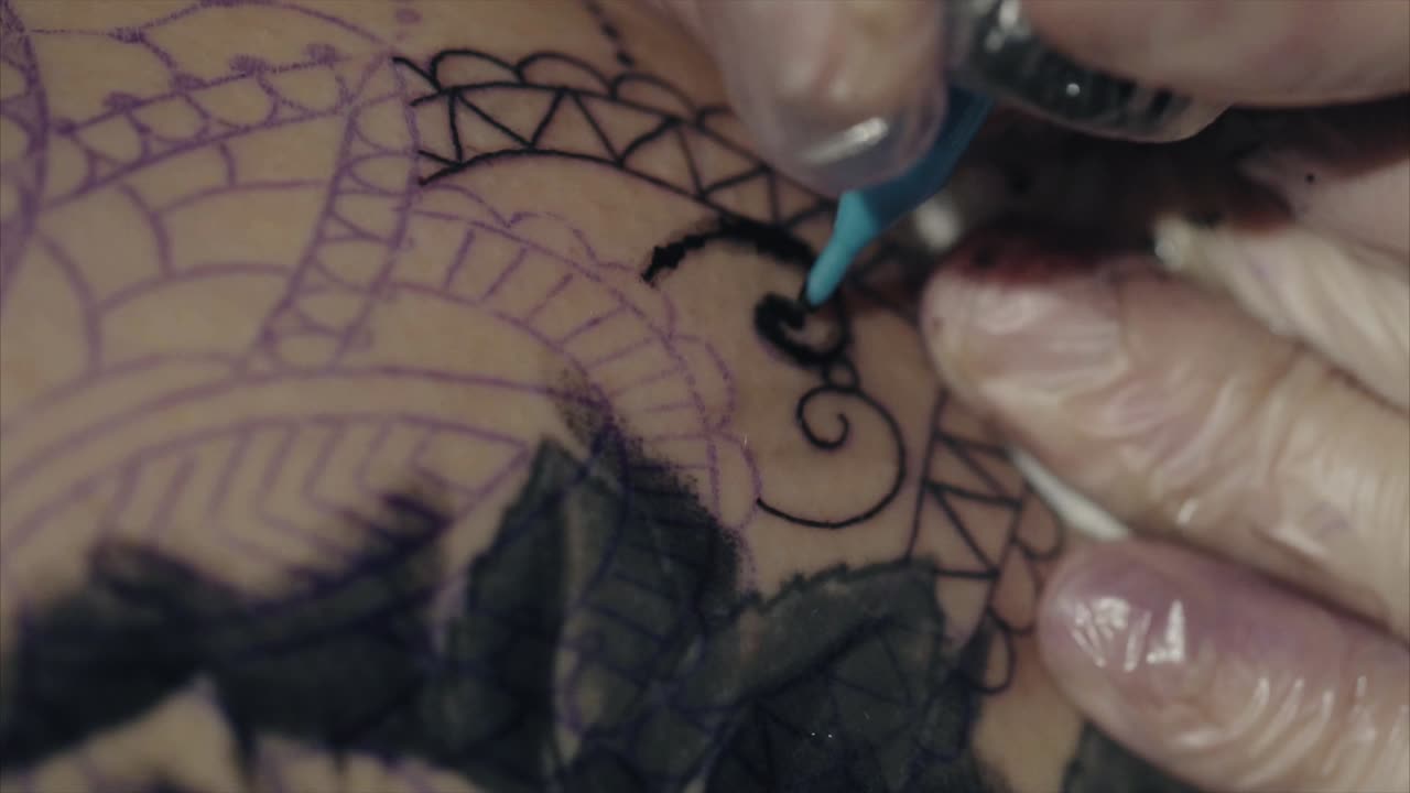 artista del tatuaje en el trabajo