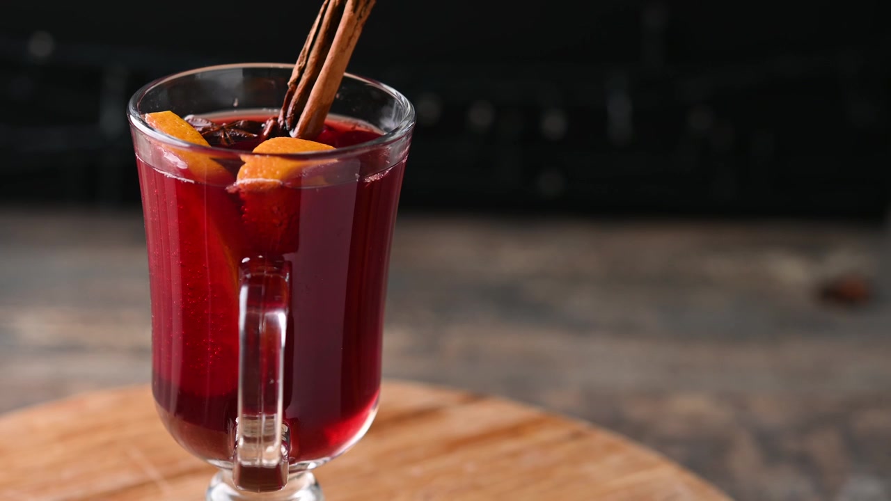 Mulled-Wein mit Orangen- und Zimtstäbchen