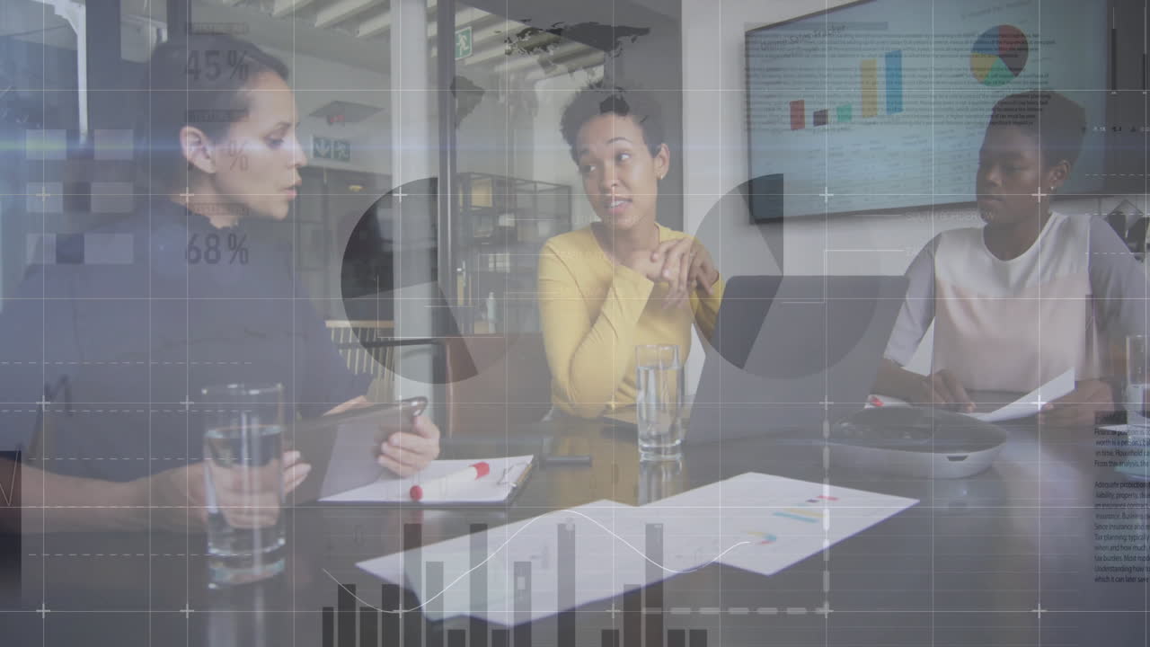 다양한 동료들이 작업에 대해 논의하는 데이터 처리 및 다이어그램의 애니메이션