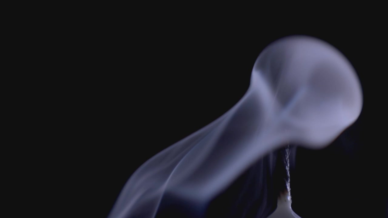 Primo piano di una candela spenta dal vento