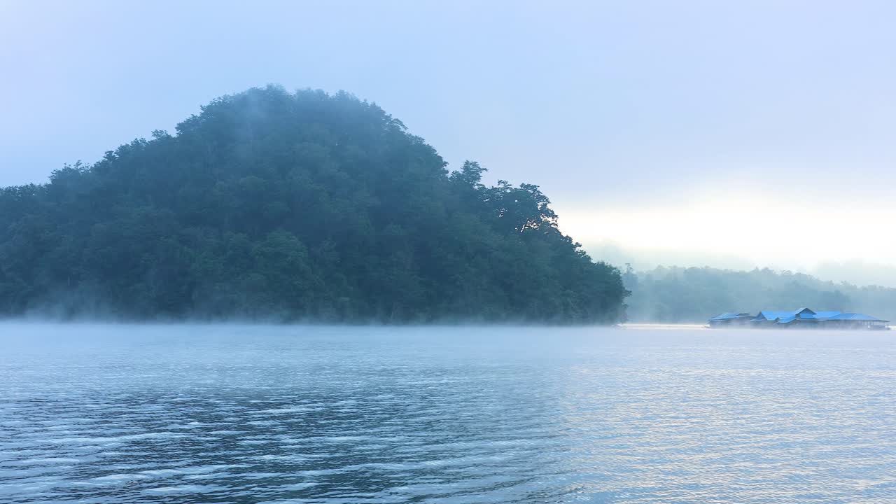 먼 산 들 과 함께 안개 가 가득 한 강 풍경