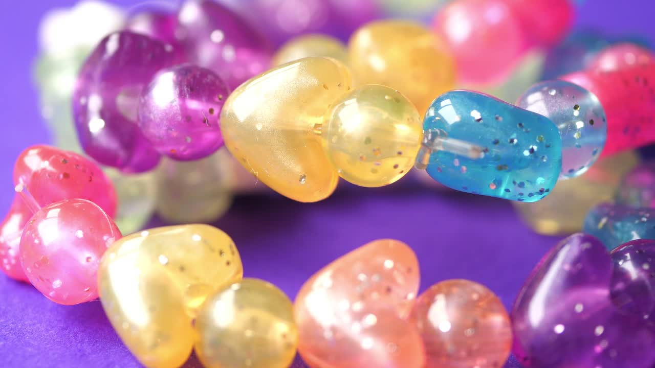 다채로운 심장 모양의 팔