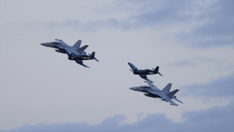 F-18-Y-F4u-Corsario-Formación-Vuelo-Fuerza-Aérea-Militar