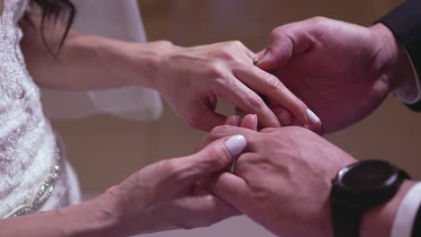 una pareja casada latina se da la mano con amor durante su día de bodas.