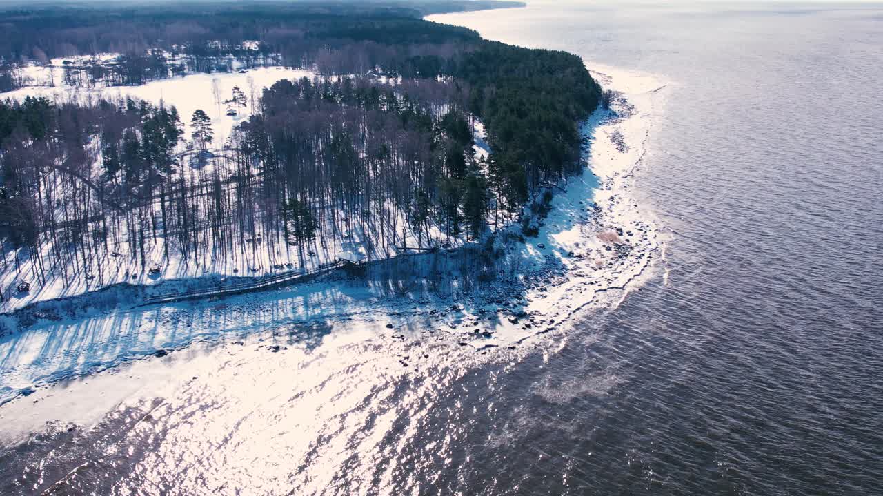 Drönarflygning över havet på vintern. Frusna stenar längs kusten