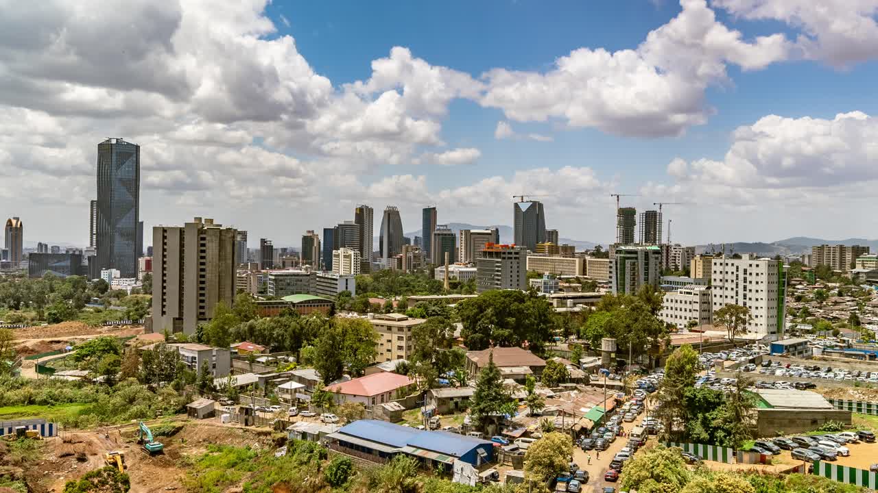 addis abeba, etiopía, time lapse dolly in, nubes en rápido movimiento, vista de alto ángulo del centro de la ciudad