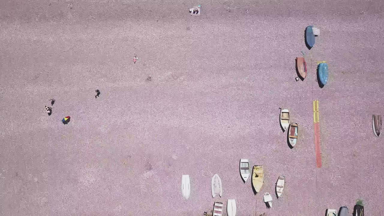 영국 엑서터(exeter) 근처의 동쪽 데본(east devon)에 있는 쥬라기 해안의 작은 마을인 버들리 솔터튼(budleigh salterton)의 아름다운 자갈 해변의 공중 전망