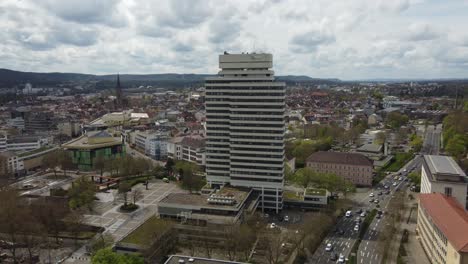 Kaiserslautern-traffic-cityscape-with-town-hall-building-and-shopping-mall,-Germany