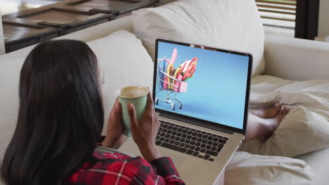 Mujer-Birracial-Usando-Laptop-En-Casa-Para-Compras-En-Línea,-Cámara-Lenta