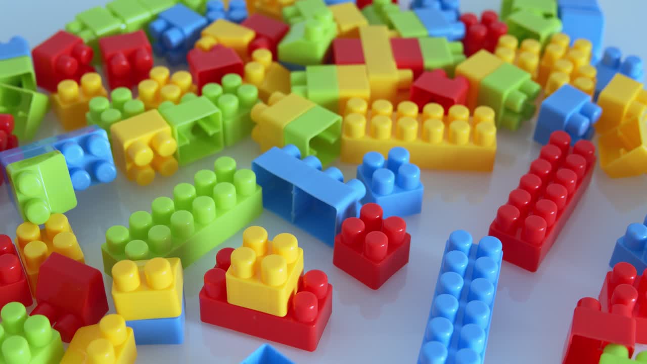 bloques de construcción de plástico aislados sobre un fondo blanco