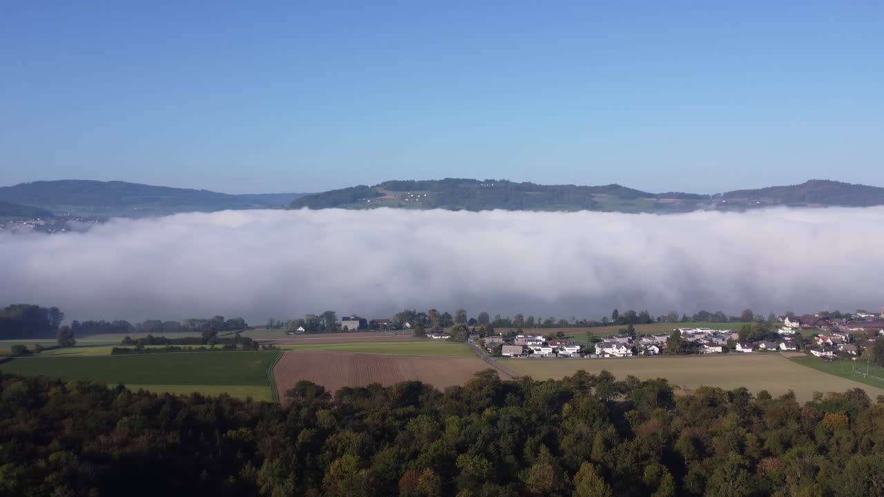 drone scatto di nebbia spessa che copre il lago e sembra nuvole sul terreno