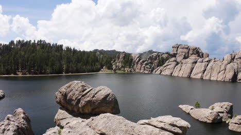 Vista-Panorámica-Del-Lago-Sylvane-En-El-Parque-Estatal-Custer,-Dakota-Del-Sur