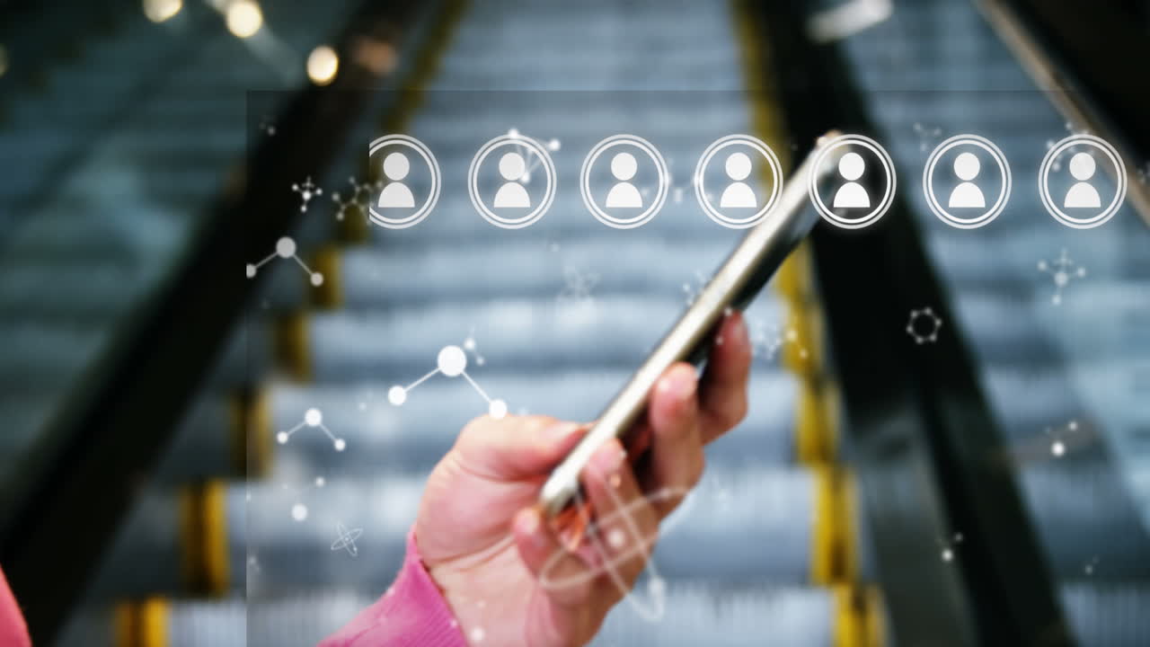 animación de iconos y formas de los medios sobre una mujer de negocios biracial que usa un teléfono inteligente