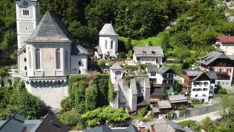 Erstaunliche-Luftaufnahme-Der-Skyline-Von-Hallstatt-In-Der-Sommersaison,-Drohnenansicht-Vom-See---Europa