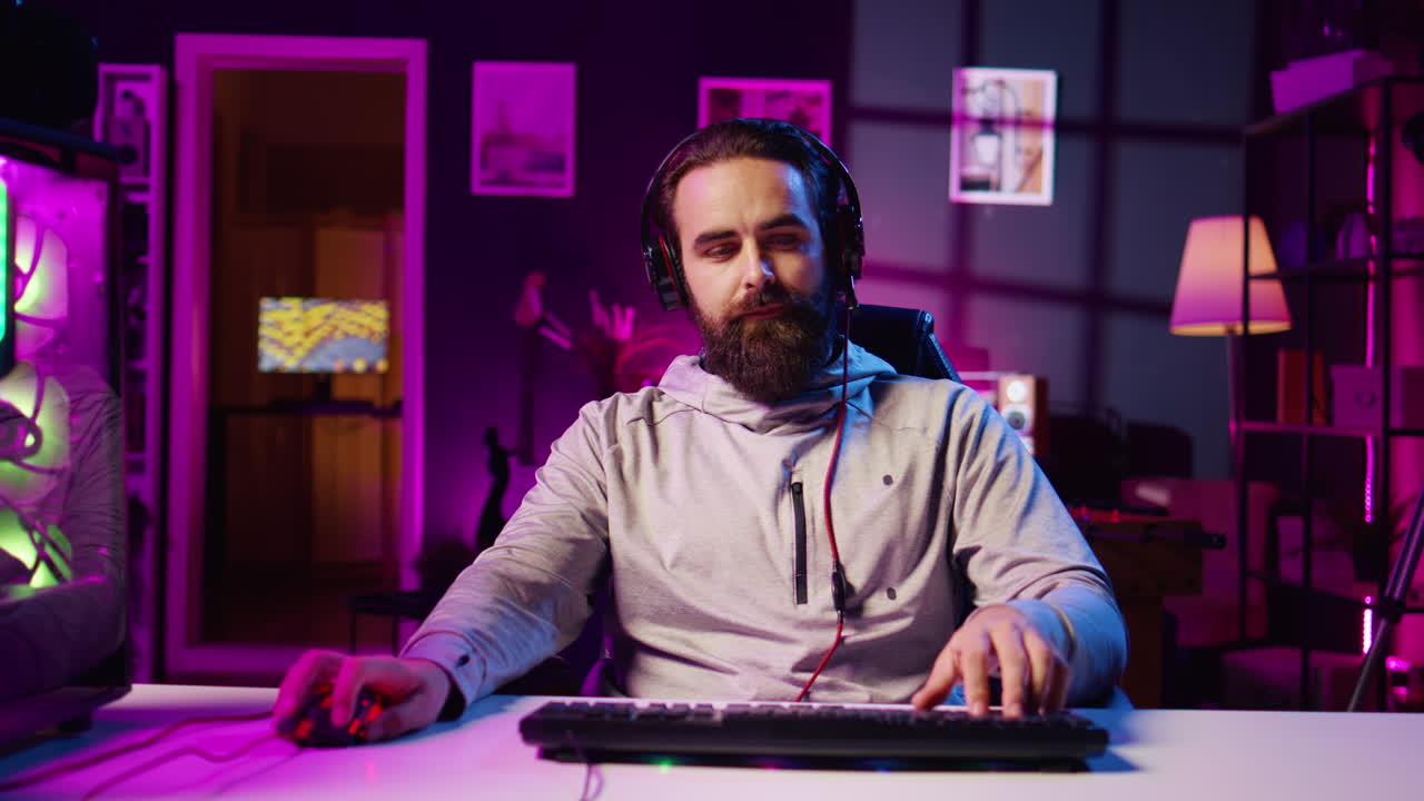 gamer desarrolla estrategias para videojuegos y los presenta a la comunidad de juegos durante la transmisión en vivo