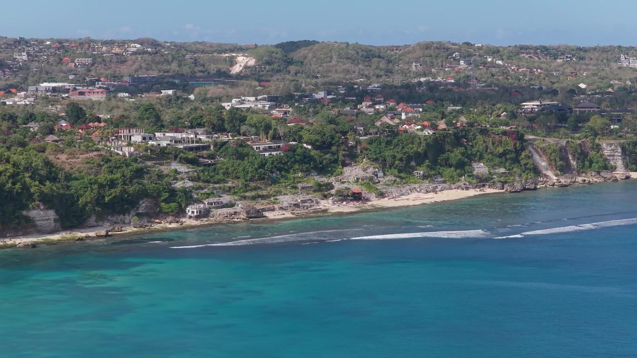 Mare calmo e blu lungo la spiaggia di Dreamland con hotel e ville resort a Bali, Indonesia. - ripresa aerea