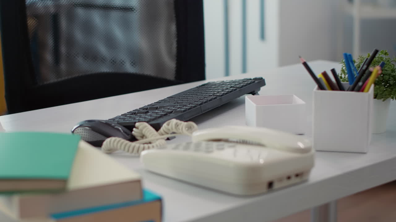 Ofis masasında malzeme ve başlangıç belgeleriyle kimse yok