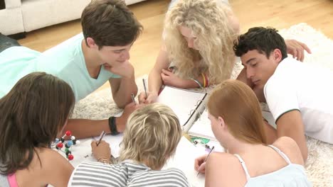 un grupo de adolescentes estudiando