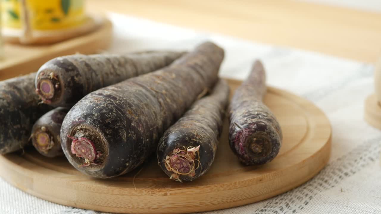 Carote viola su una tavola di legno