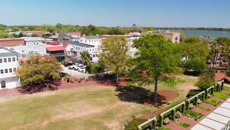 Ländliche-Szene-Von-Charleston-City-In-Der-Nähe-Des-Offenen-Blauen-Ozeans,-South-Carolina