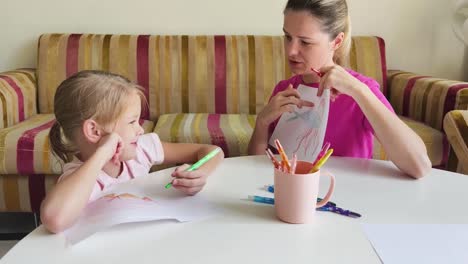 madre e hija dibujando juntos