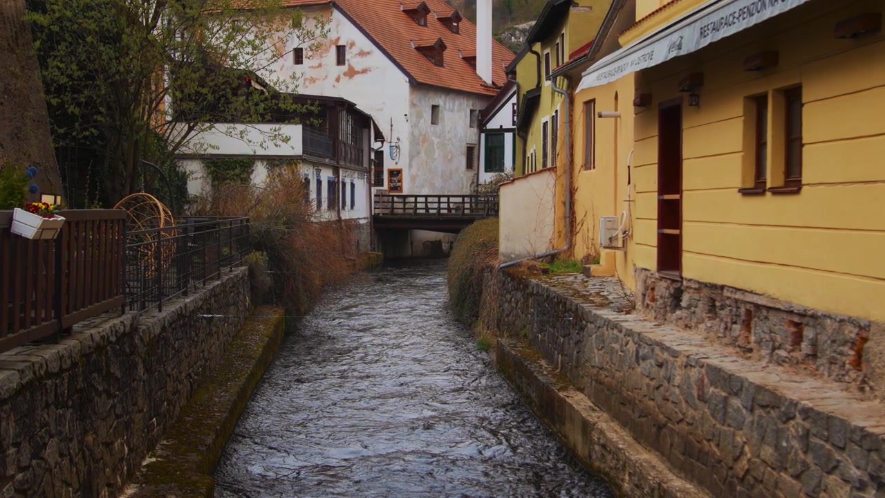Passerella in legno sul canale della città vecchia di Cesky Krumlov, con case storiche, Repubblica Ceca