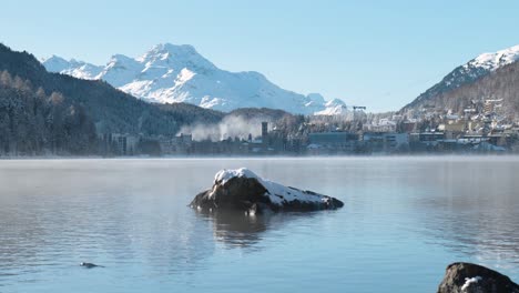 Vista-De-La-Niebla-Y-La-Niebla-Rodando-Sobre-El-Agua-Durante-El-Invierno-En-Un-Lago-Con-Montaña-Detrás-En-St