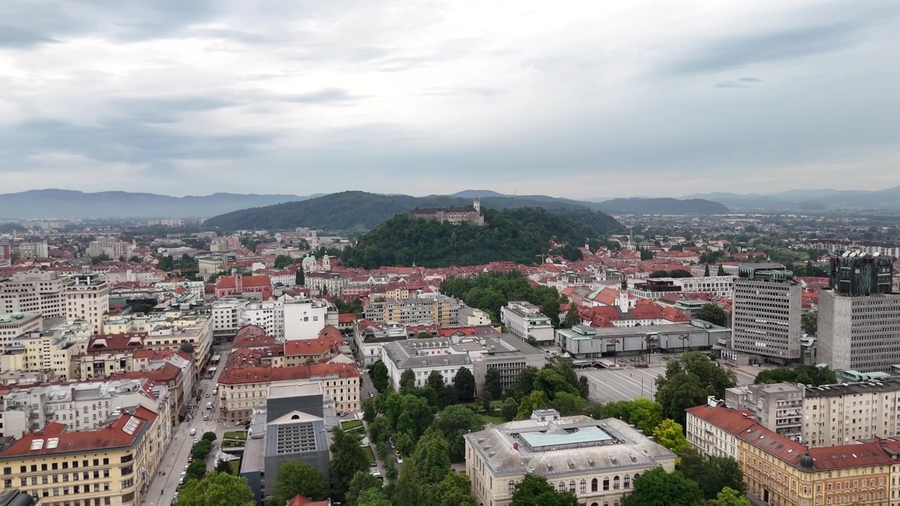 Voo de drone sobre a Cidade Velha e o Castelo de Ljubljana