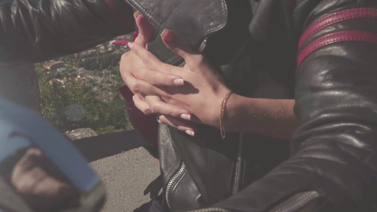 mujer con chaqueta de cuero en una motocicleta