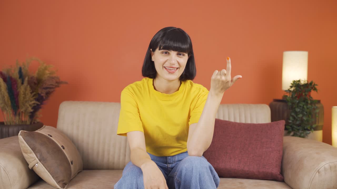 a la mujer pensativa hacia la cámara se le ocurre una idea.