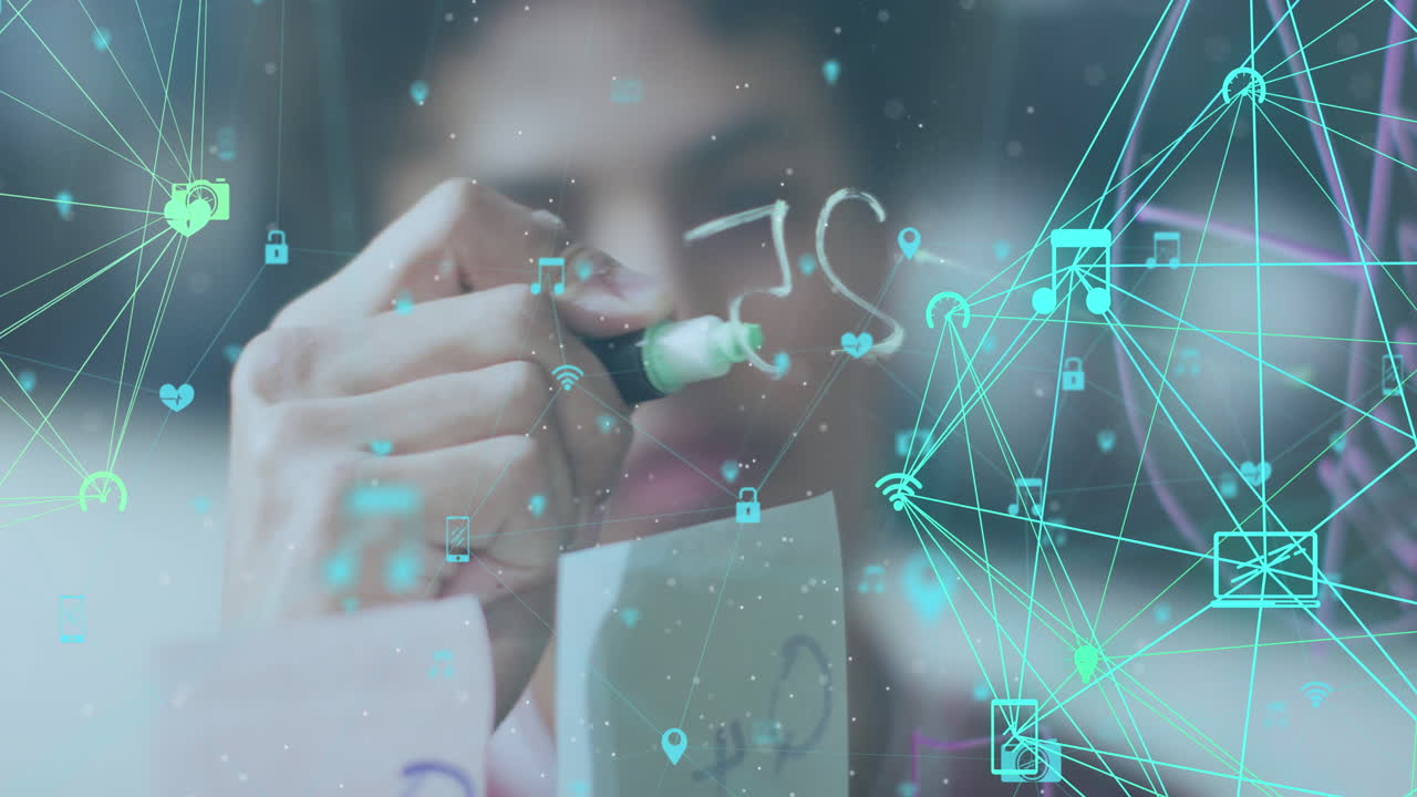 animación del procesamiento de datos sobre un hombre de negocios biracial tomando notas en una pared de vidrio