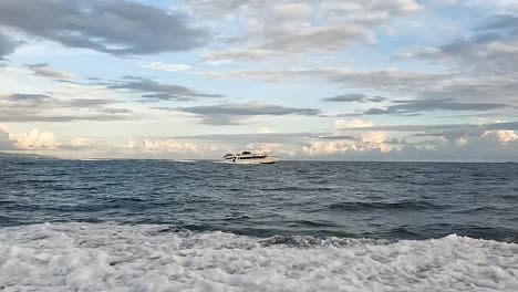 Barcos-De-Lujo-A-Toda-Velocidad-A-Través-Del-Océano-Azul-Profundo-Con