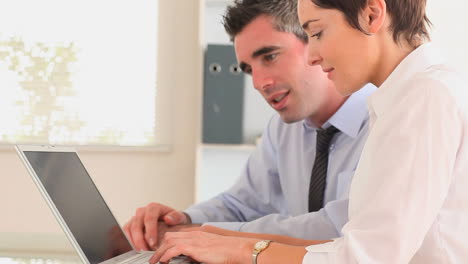 hombres de negocios con una computadora portátil