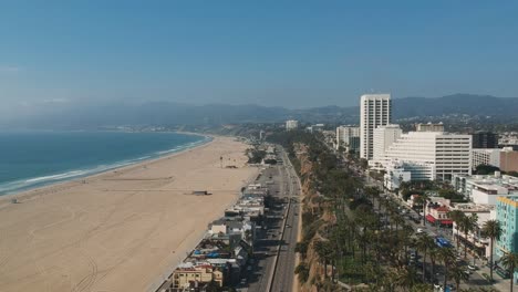 Vista-De-Drones-Por-La-Tarde-Cerca-De-La-Playa-De-Santa-Mónica,-California