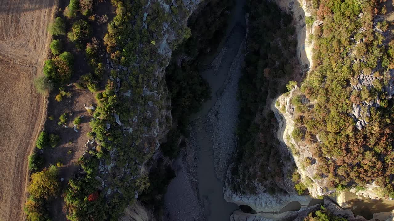 zoom aéreo fuera del profundo cañón de osumi en albania, naturaleza impresionante en europa