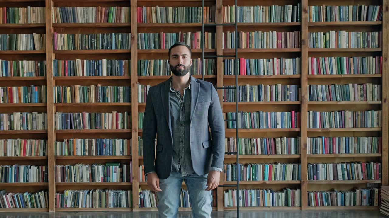el joven salta y se alegra en la biblioteca.