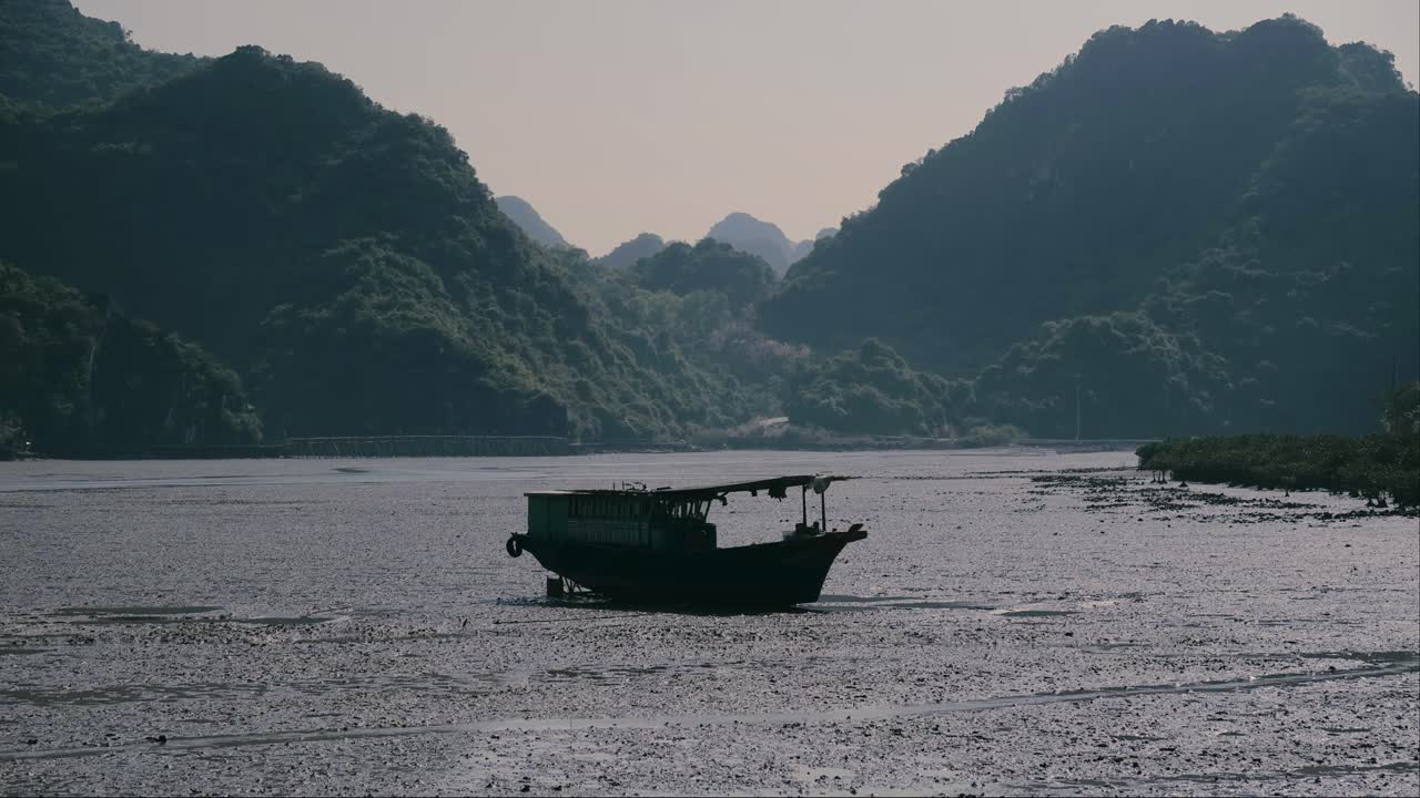 barco tradicional flotando en la bahía de ha long