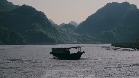 Traditionelles-Boot,-Das-In-Der-Ha-Long-Bucht-Schwimmt