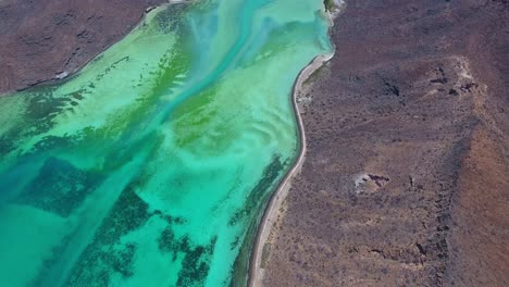 Blick-Von-Oben-Nach-Vorne-Auf-Sich-Verschiebende-Unterwassersandformationen-Zwischen-Einzigartigen-Wüstentalbergen