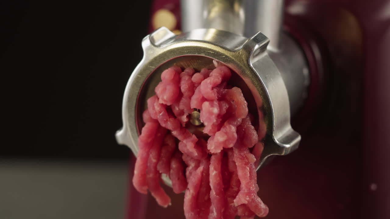 измельченное мясо, обрабатываемое в мясорубке