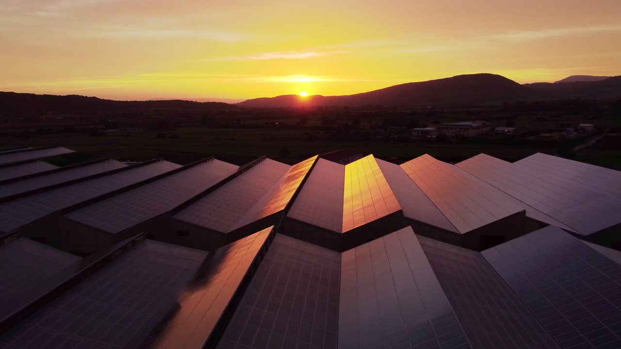 paneles solares fotovoltaicos en el techo del invernadero al atardecer, concepto de energía renovable