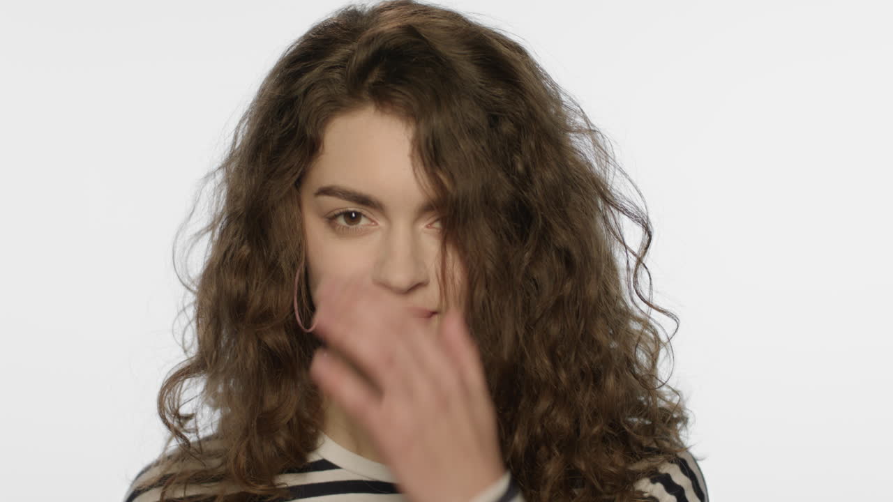 스튜디오에서 미소 짓는 젊은 여성