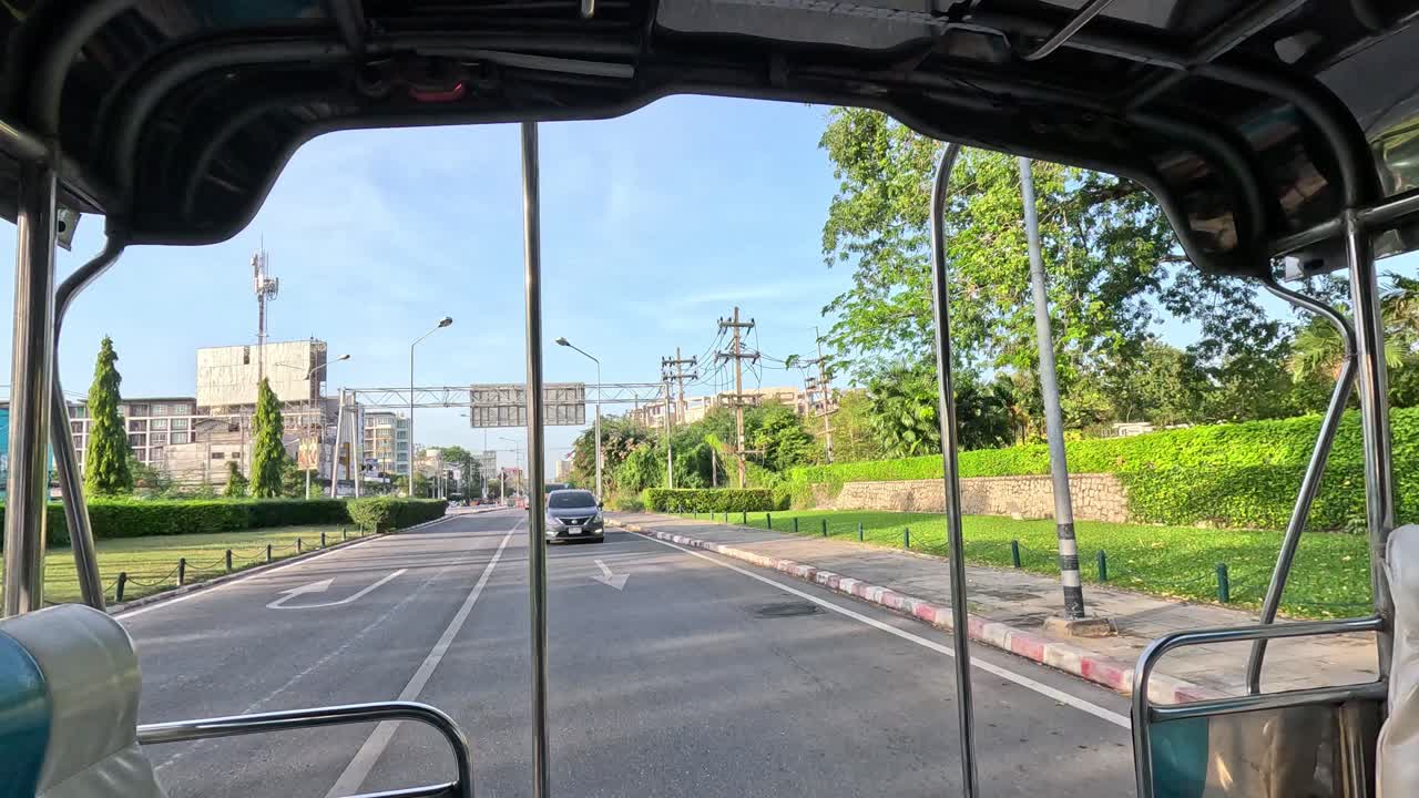 도시 도로 를 가로지르는 차량 의 모습